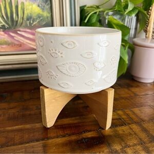 Eye Plant Pot Stand